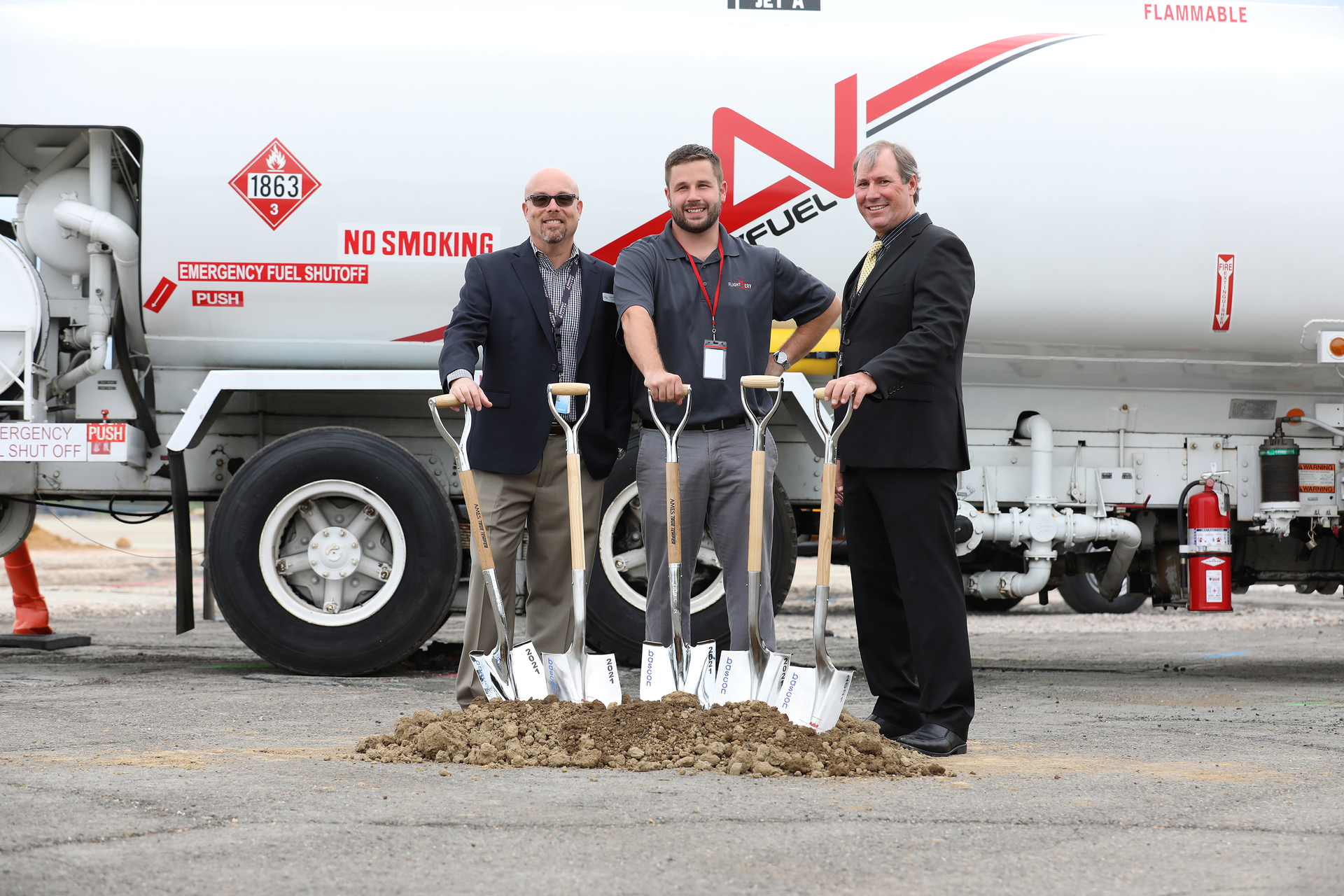 Flight Serv President Paul Weiss Left Flight Serv General Manager Robbie Hunter Center Flight Serv Ceo Jon Gruelle Right 608b28df5d454