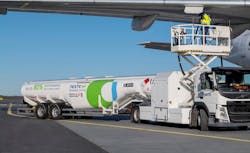 Sustainable+aviation+fuel+ +tunker+truck+at+airport (1)