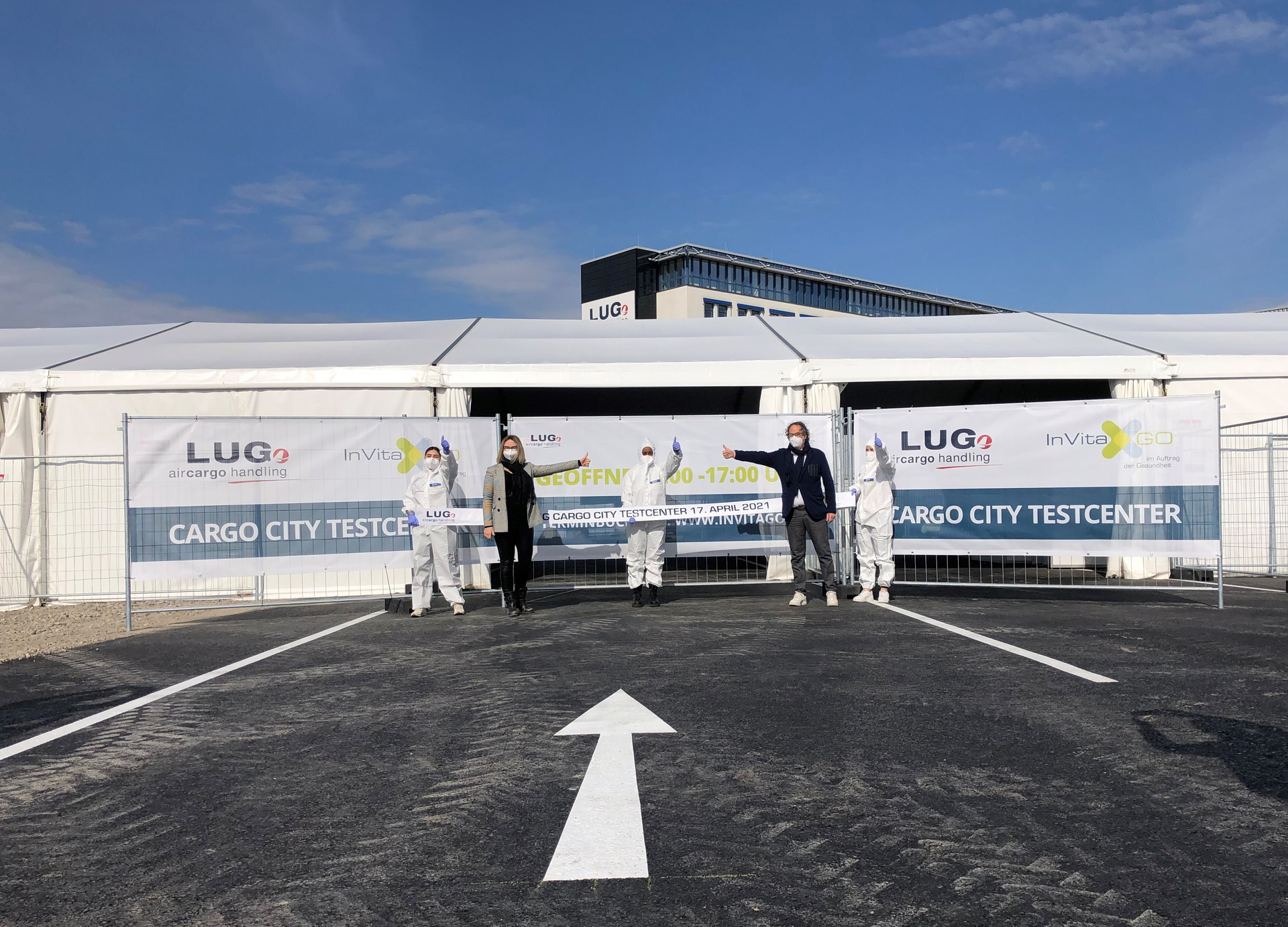 Christian Howaldt (right), CEO, InVitaGO GmbH, and Nina Strippel (left), COO, LUG aircargo handling GmbH, open the COVID-19 testing center in Cargo City South, Frankfurt airport.