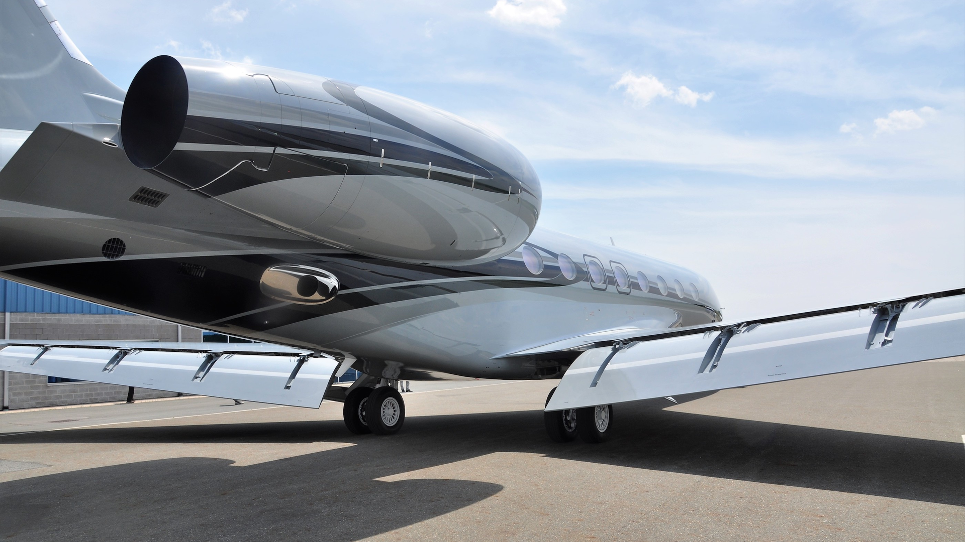 The Gulfstream G650 Sparkles With Its Mica Pearl Basecoat Effect Painted By Flying Colours Corp