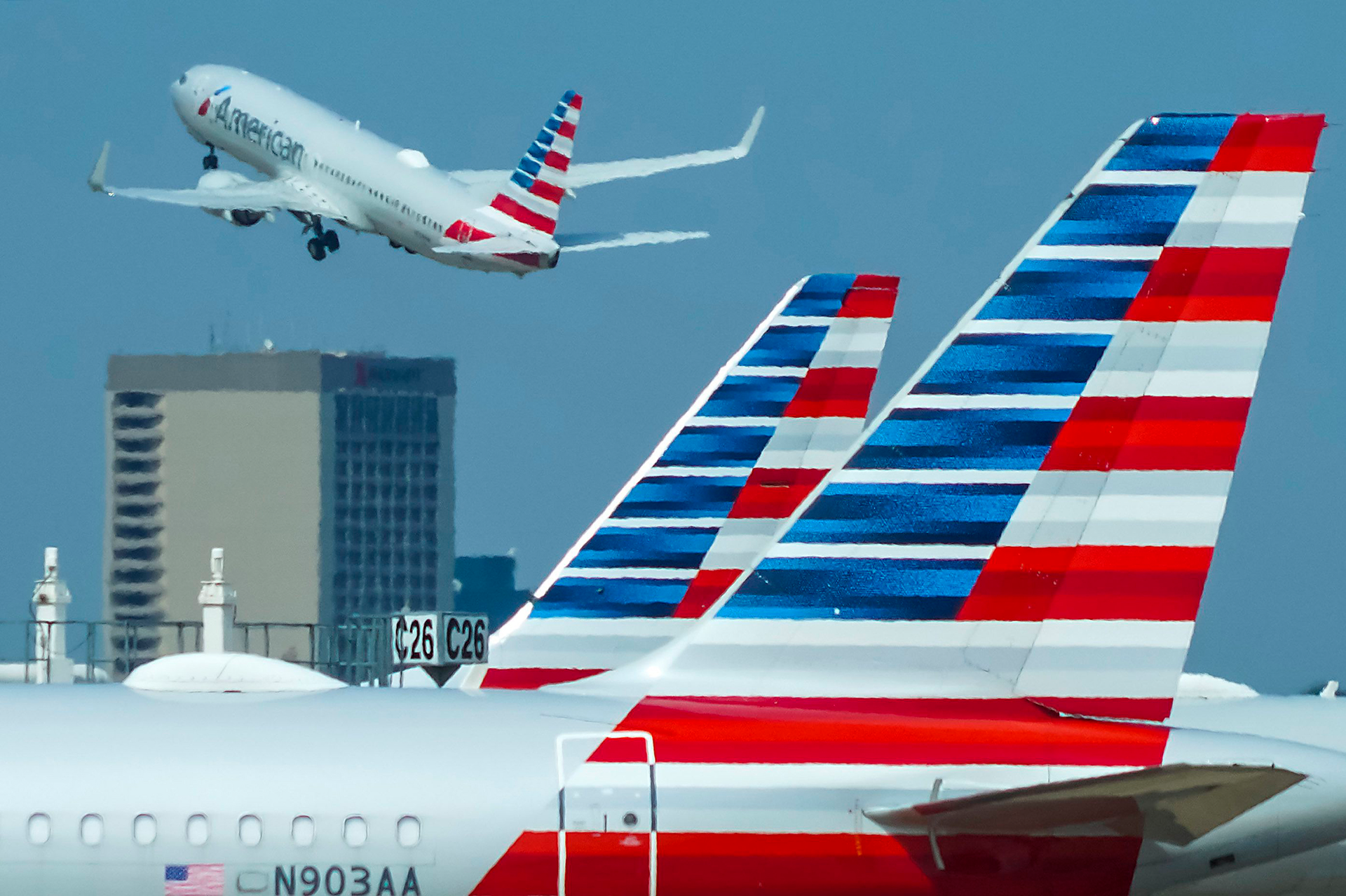 American Airlines will contribute $100 million to a new green technology fund spearheaded by Bill Gates and aimed at spurring research into technologies to lower carbon emissions.
