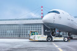 Pushback with the electrified aircraft tractor - equipped with AKASOL battery systems.