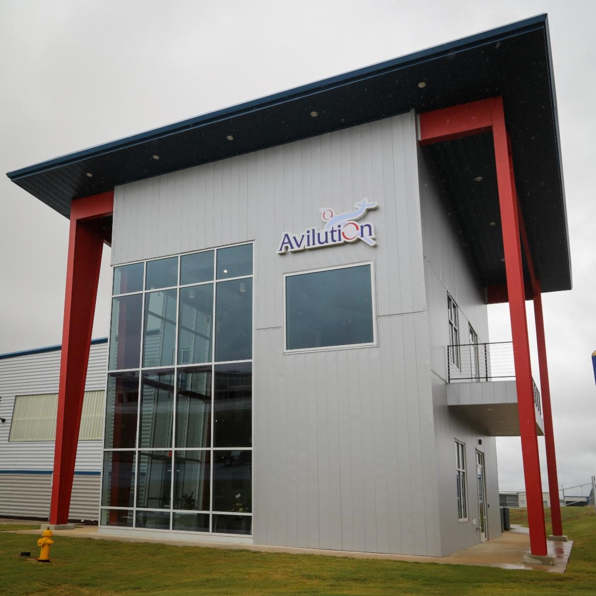 Avilution, an aviation technology company founded by Mark Spencer, cut the ribbon on Oct. 28, on its new cutting-edge facility at Huntsville International Airport in Alabama.