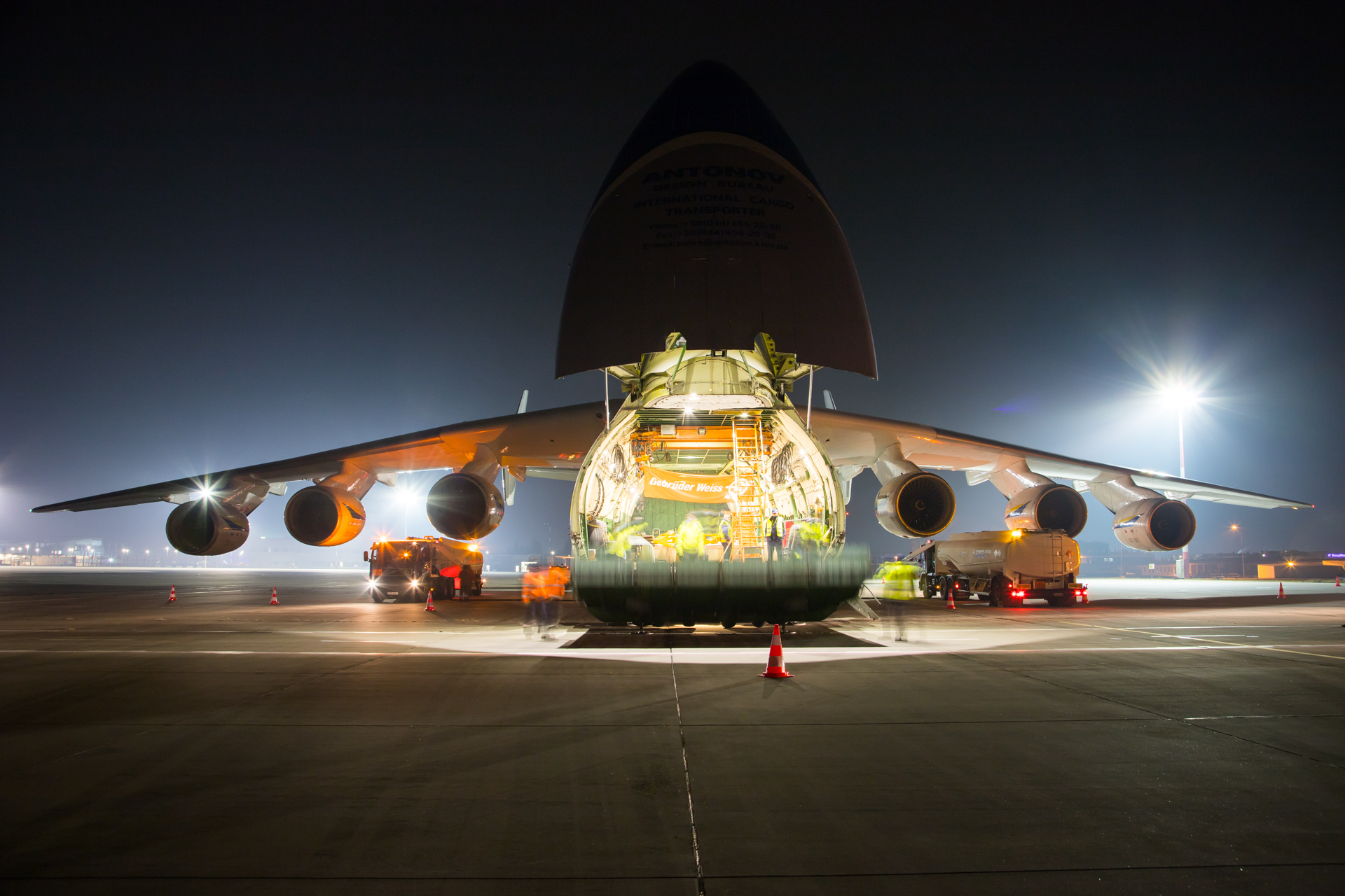 With a wingspan of 88.4 meters, a length of 84 meters and an empty weight of 285 tons, the six-engine Antonov An-225 is the longest and heaviest cargo aircraft in the world. Here, the unloading of the Antonov An-225 at Rzesz&oacute;w Airport in Poland.
