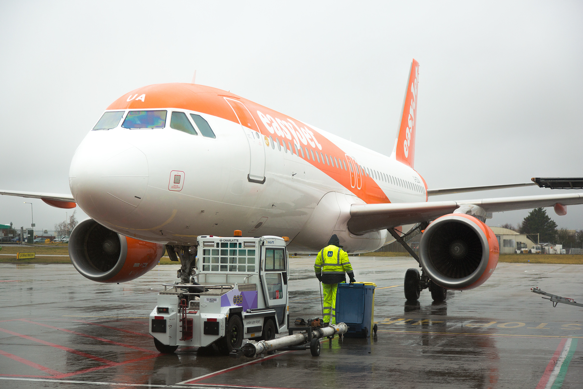 Menzies Aviation At London Luton Airport 61a4e358ae1ac