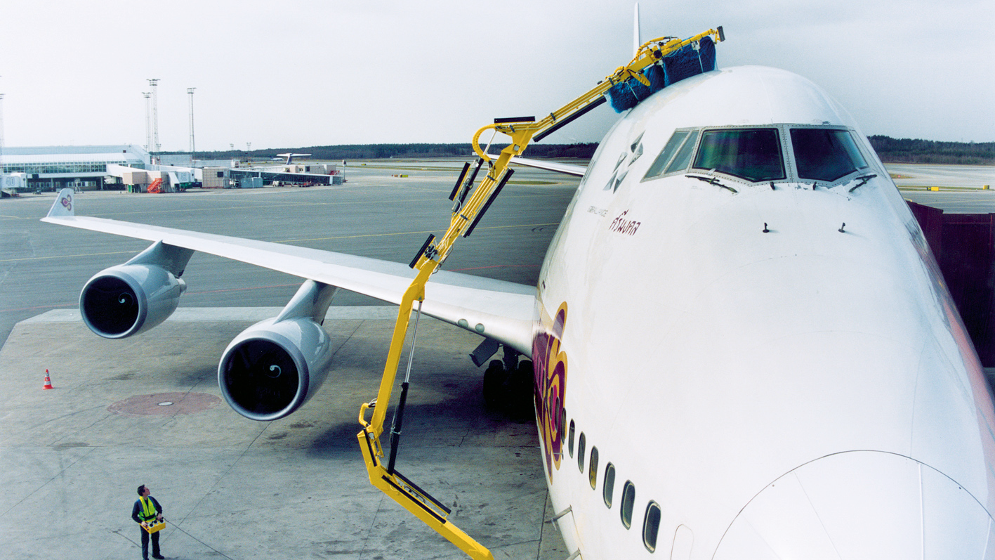 A Nordic Dino from Aviator Robotics AB is used for exterior aircraft cleaning.