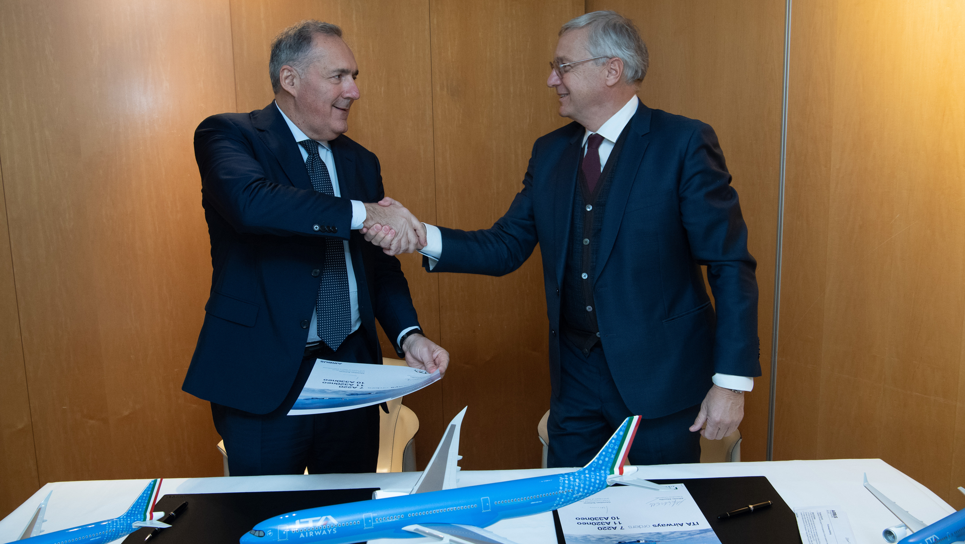 Left to right: ITA Airways Executive President Alfredo Altavilla and Airbus Chief Commercial Officer and Head of Airbus International Christian Scherer shake hands. ITA Airways, Italy&rsquo;s new national carrier, has firmed up an order with Airbus for 28 aircraft.