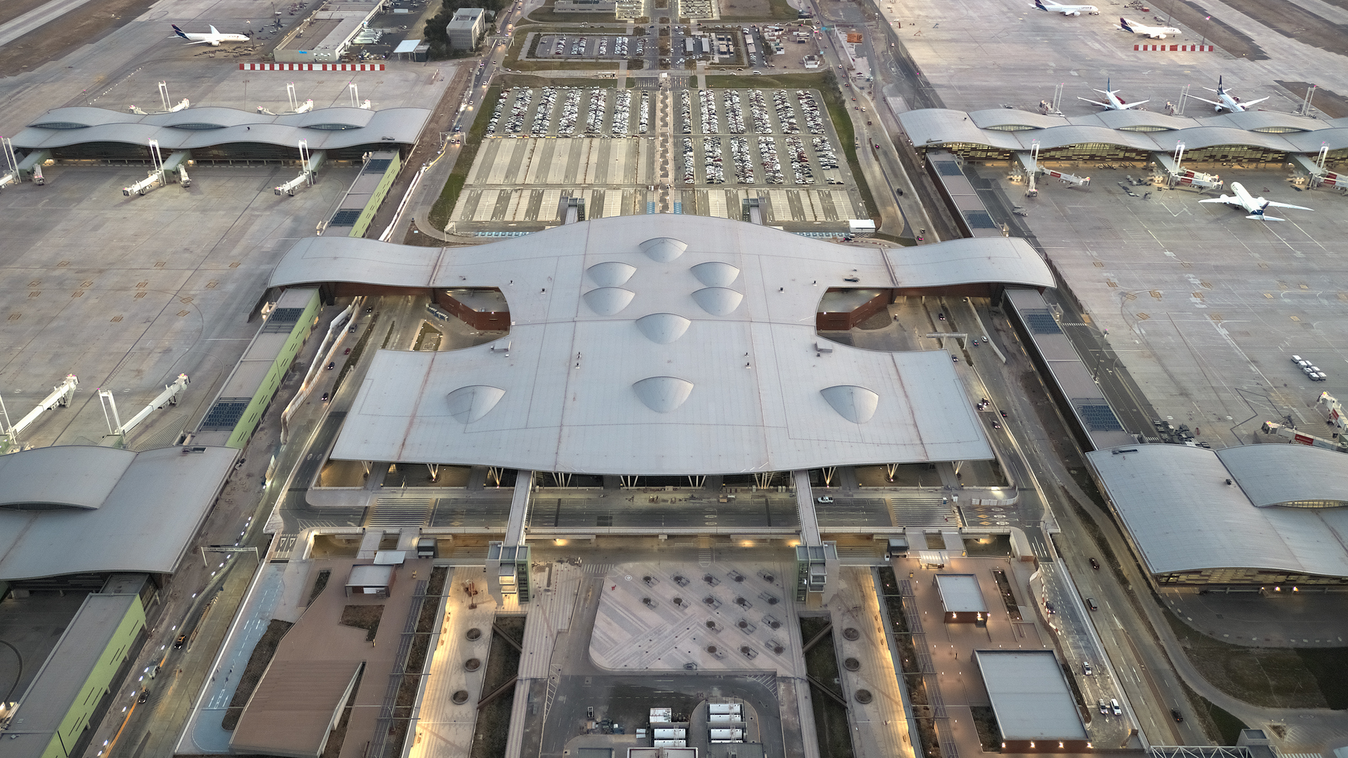 Arturo Merino Ben&iacute;tez International Airport is one of the busiest in South America and now boasts expanded domestic and international terminals, designed by Stantec and the local Amunategui Barreau Arquitectos.