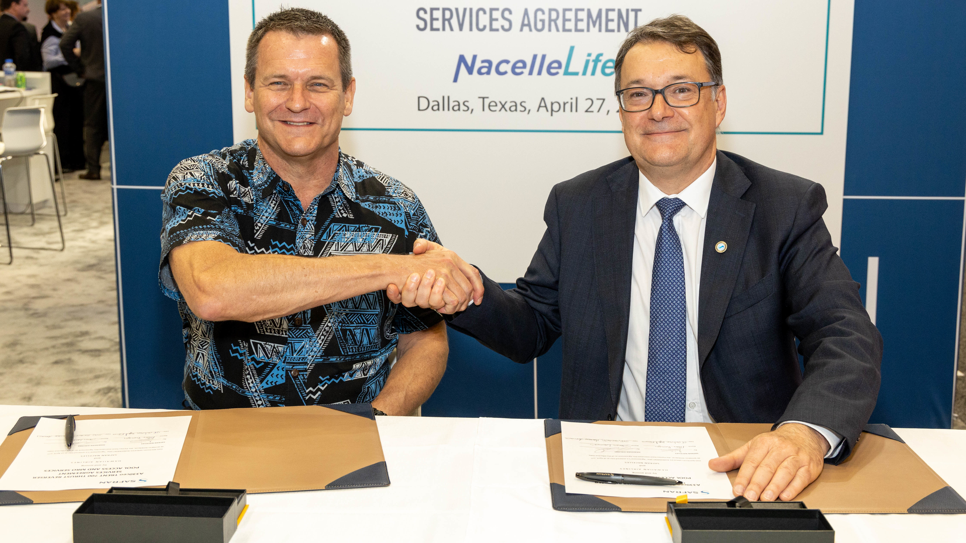 Jim Landers, Hawaiian Airlines&rsquo; senior vice president, Technical Operations, and Alain Berger, Safran Nacelles&rsquo; executive vice president &ndash; Customer Support & Services, signs NacelleLife service contract renewal for Airbus A330ceo fleet.
