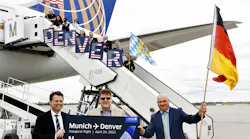 The crew of the first flight to Denver in the background and, in front, representatives from United Airlines Jens Grünberg (Sales and Marketing) (left) and Siegfried Dietze (Station Leader) (center) together with Uli Theis from Route & Passenger Development at Flughafen München GmbH (right).