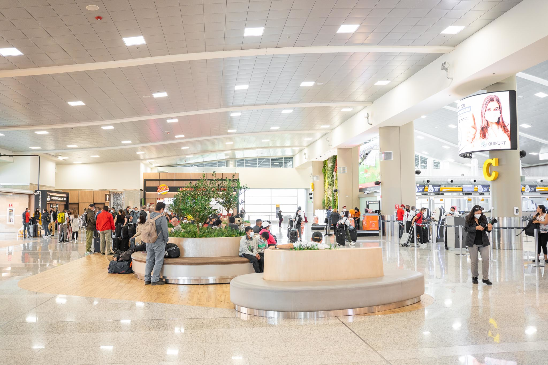In compliance with the resolution of the COE, hosted by the Metropolitan COE of Quito, the use of a mask is no longer mandatory at the Mariscal Sucre International Airport in Quito. However, in accordance with the provision, it is recommended that users and passengers of the air terminal continue to wear the mask as a precaution.