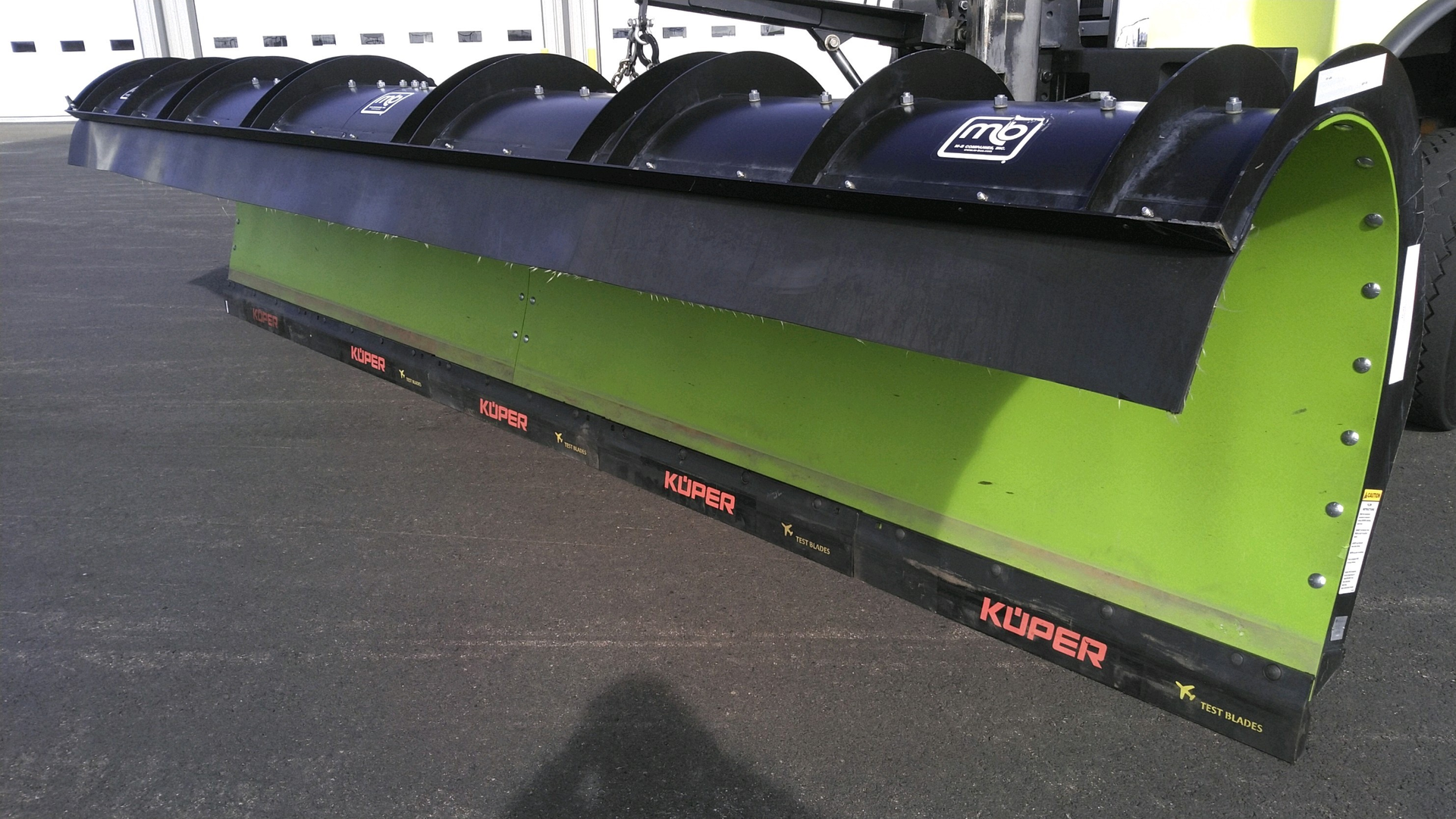 The GK5 Poly is a long-lasting and abrasion-resistant rubber-polyurethane blade.