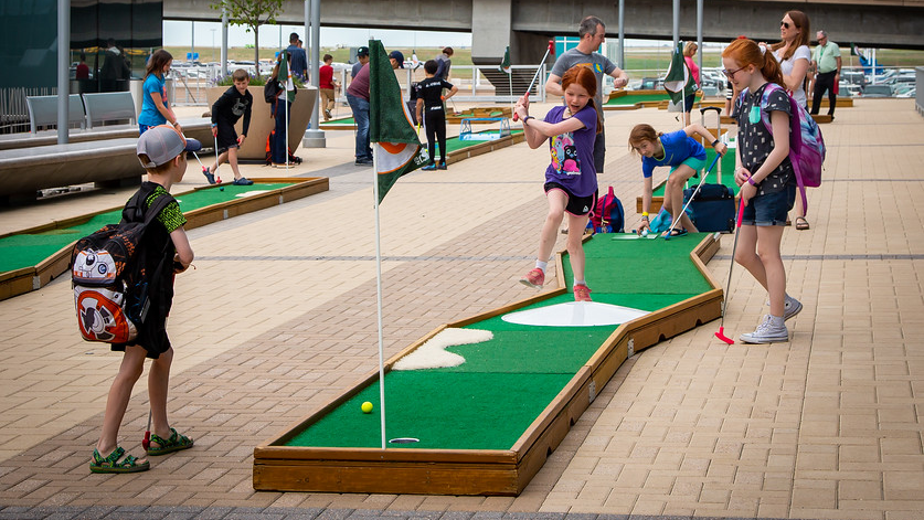 2022 &ndash; Catch a game of free mini golf at Denver International Airport (DEN) this summer! Passengers and community members can once again play a round of 10-holes on DEN&rsquo;s 82,000-square-foot plaza.