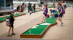 2022 – Catch a game of free mini golf at Denver International Airport (DEN) this summer! Passengers and community members can once again play a round of 10-holes on DEN’s 82,000-square-foot plaza.