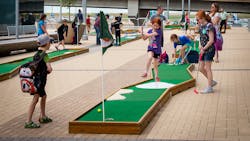 2022 &ndash; Catch a game of free mini golf at Denver International Airport (DEN) this summer! Passengers and community members can once again play a round of 10-holes on DEN&rsquo;s 82,000-square-foot plaza.