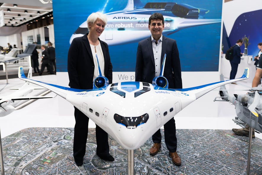 Sabine Klauke, Chief Technical Officer, Airbus and Philippe Peccard, Vice President Clean Energy, Linde, sign cooperation agreement at the ILA Airshow in Berlin.