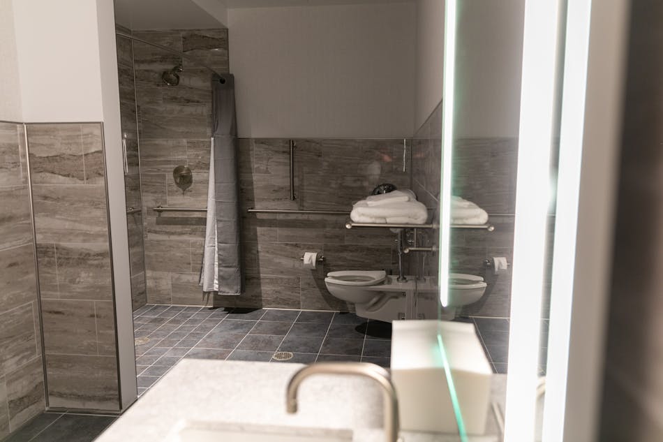 Travelers at Philadelphia International Airport (PHL) can relax and freshen up again between flights with brand-new private retreats thanks to Minute Suites. Following its renovation, the storefront in PHL now features 11 suites and a brand-new bathroom with a shower, which is available 24/7.