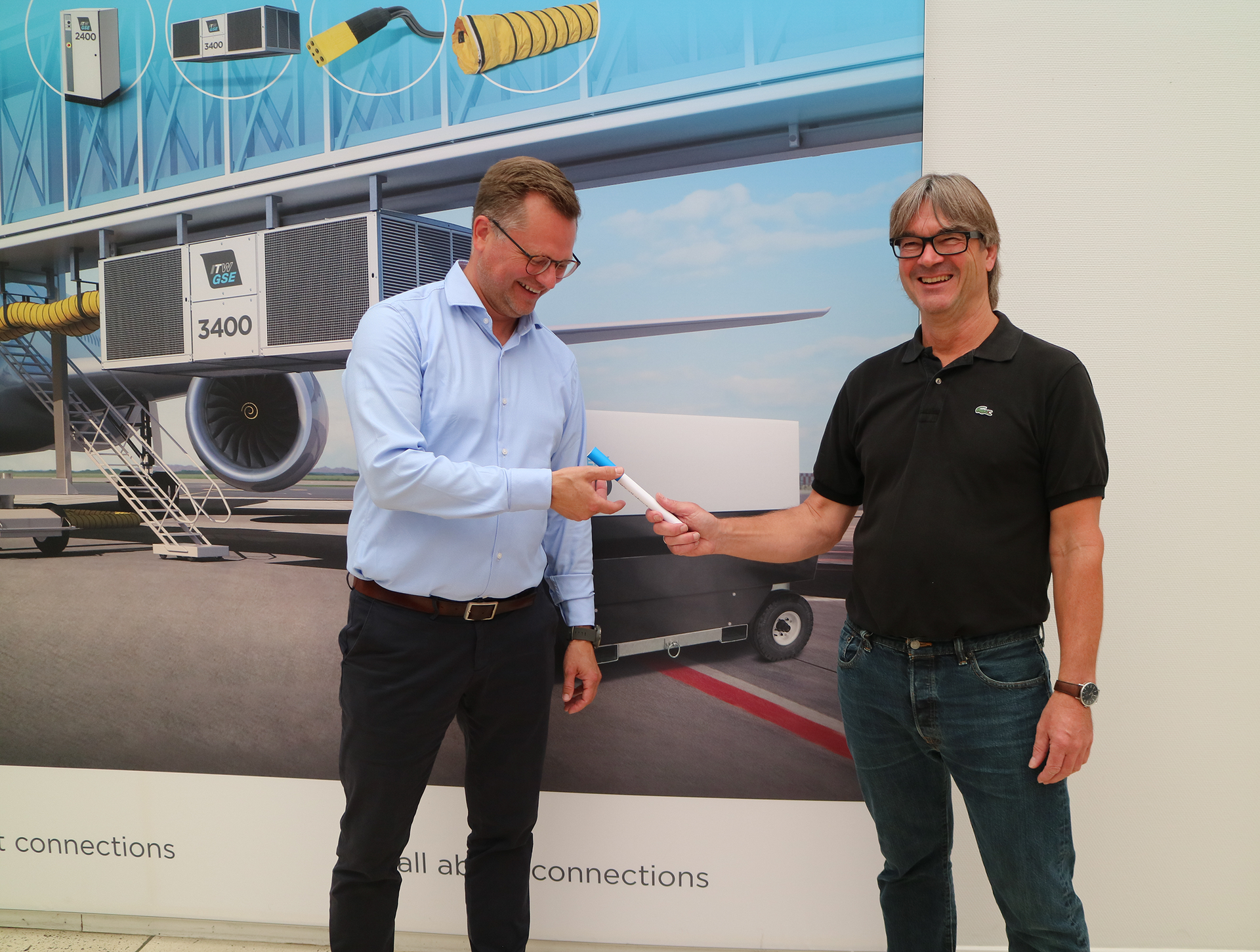 Poul Elvstr&oslash;m (left) gets the depeche from Henrik Olsson (right)