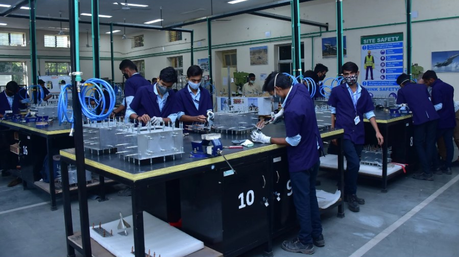 In India, the Aeronautical Structure & Equipment Fitter vocational program, developed by the Dassault Skill Academy and initiated with the local authorities, reached an important milestone on June 30, 2022. This date marked the commencement ceremony of the first graduating class of 19 students.
