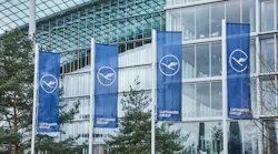 Lufthansa Fahnen vor dem LAC