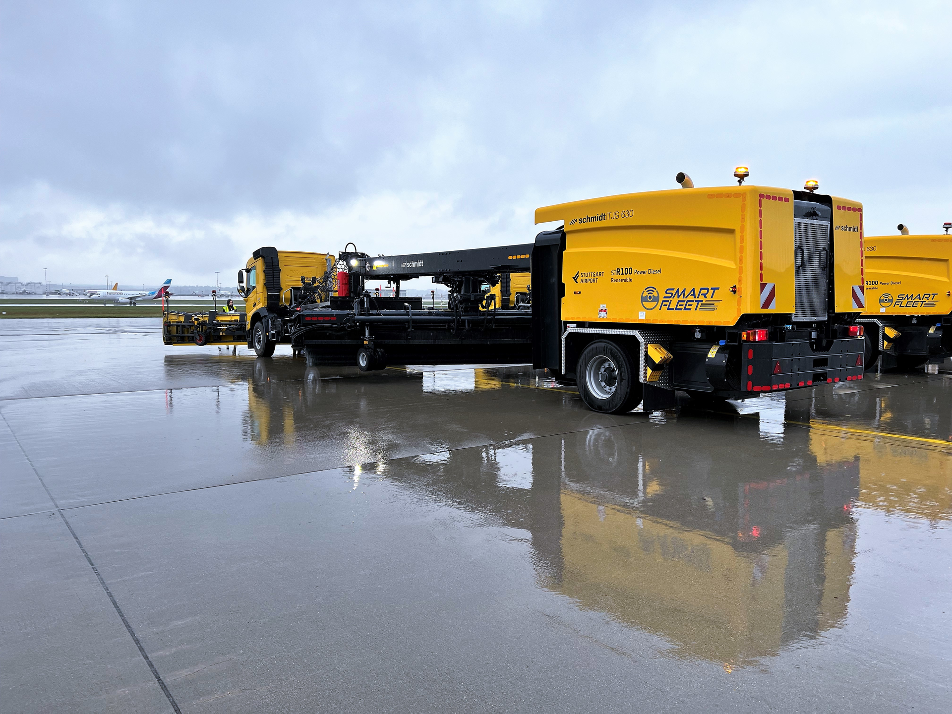On the Stuttgart apron, the Aebi Schmidt Group and Flughafen Stuttgart GmbH presented on Wednesday what the future of winter service could look like with autonomously operating vehicles and equipment.