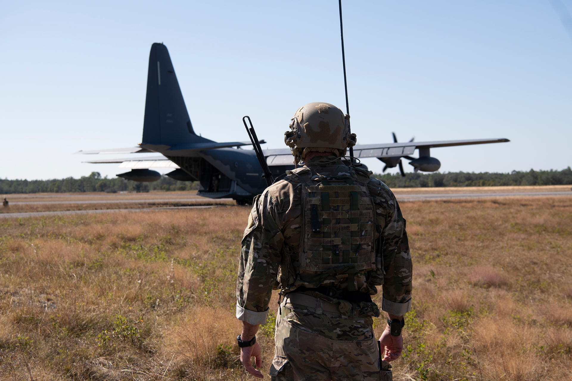 An air commando from the 26th Special Tactics Squadron at Cannon Air Force Base, N.M., provides oversight of an MC-130J on the Eglin Air Force Base, Fla. range during Emerald Flag Oct. 19, 2022. The aircraft was refueling an MQ-9 Reaper aircraft demonstrating the Air Force's Agile Combat Employment capability against potential adversaries.