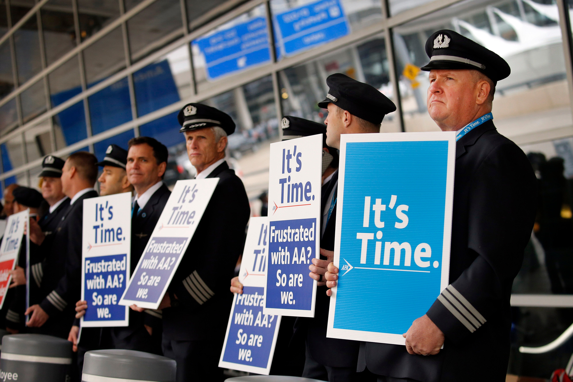 American Airlines first officer Ken Abernathy, right, joins pilots representing the Allied Pilots Association in rallying for a new contract In January 2022 in Dallas.