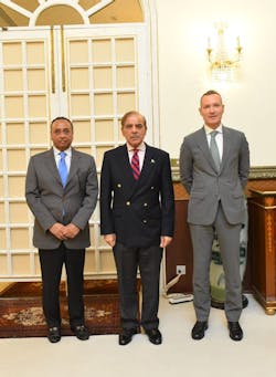 Chairman of SPARS Group Captain Azeem, Pakistan Prime Minister Shehbaz Sharif, Menzies Aviation CEO Philipp Joeinig Chairman of SPARS Group Captain Azeem, Pakistan Prime Minister Shehbaz Sharif, Menzies Aviation CEO Philipp Joeinig