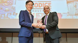 Lim Ching Kiat, Managing Director, Air Hub Development at Changi Airport Group (left), handed over the Air Cargo Technology Provider of the Year award to Ranga Jayaweera, General Manager Singapore at Lödige Industries.