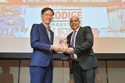 Lim Ching Kiat, Managing Director, Air Hub Development at Changi Airport Group (left), handed over the Air Cargo Technology Provider of the Year award to Ranga Jayaweera, General Manager Singapore at L&ouml;dige Industries.