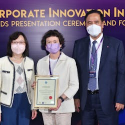 Cindy Ng, Hactl executive director &mdash; information services (center), received the CII Awards Certificate for Hactl from CUHK Business School&rsquo;s dean, Zhou Lin (right) and commissioner for innovation and technology, Rebecca Pun Ting-ting (left).