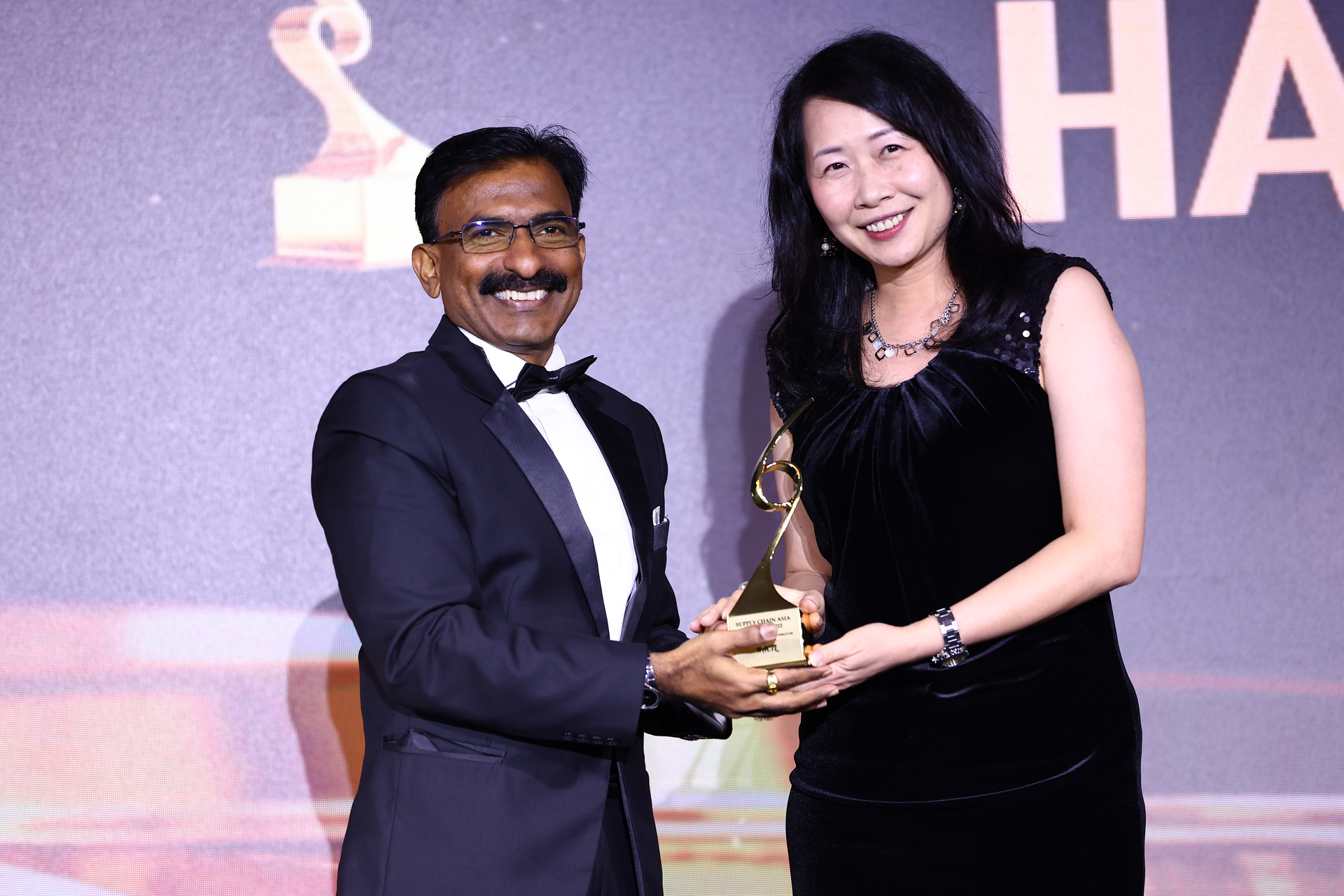 Joanna Li, Hactl&rsquo;s executive director &mdash; Commercial and Business Development, received the &ldquo;Air Cargo Terminal Operator of the Year&rdquo; award from Jaya Moorthi, vice president, Global Supply Chain, Schneider Electric.