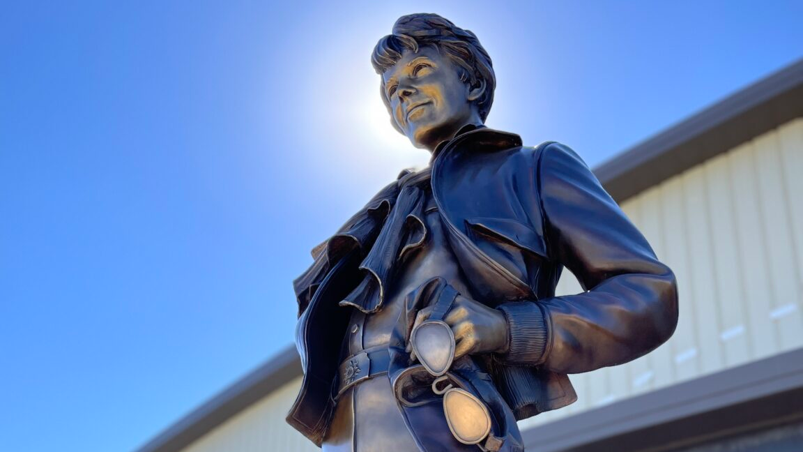 2 Amelia Earhart Statue In Front Of Museum 63beca1fe32fd