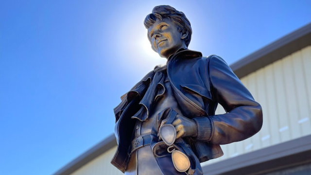 https://img.aviationpros.com/files/base/cygnus/cavc/image/2023/01/16x9/2_AmeliaEarhartStatue_in_Front_of_Museum.63beca1fe32fd.png?auto=format%2Ccompress&w=320