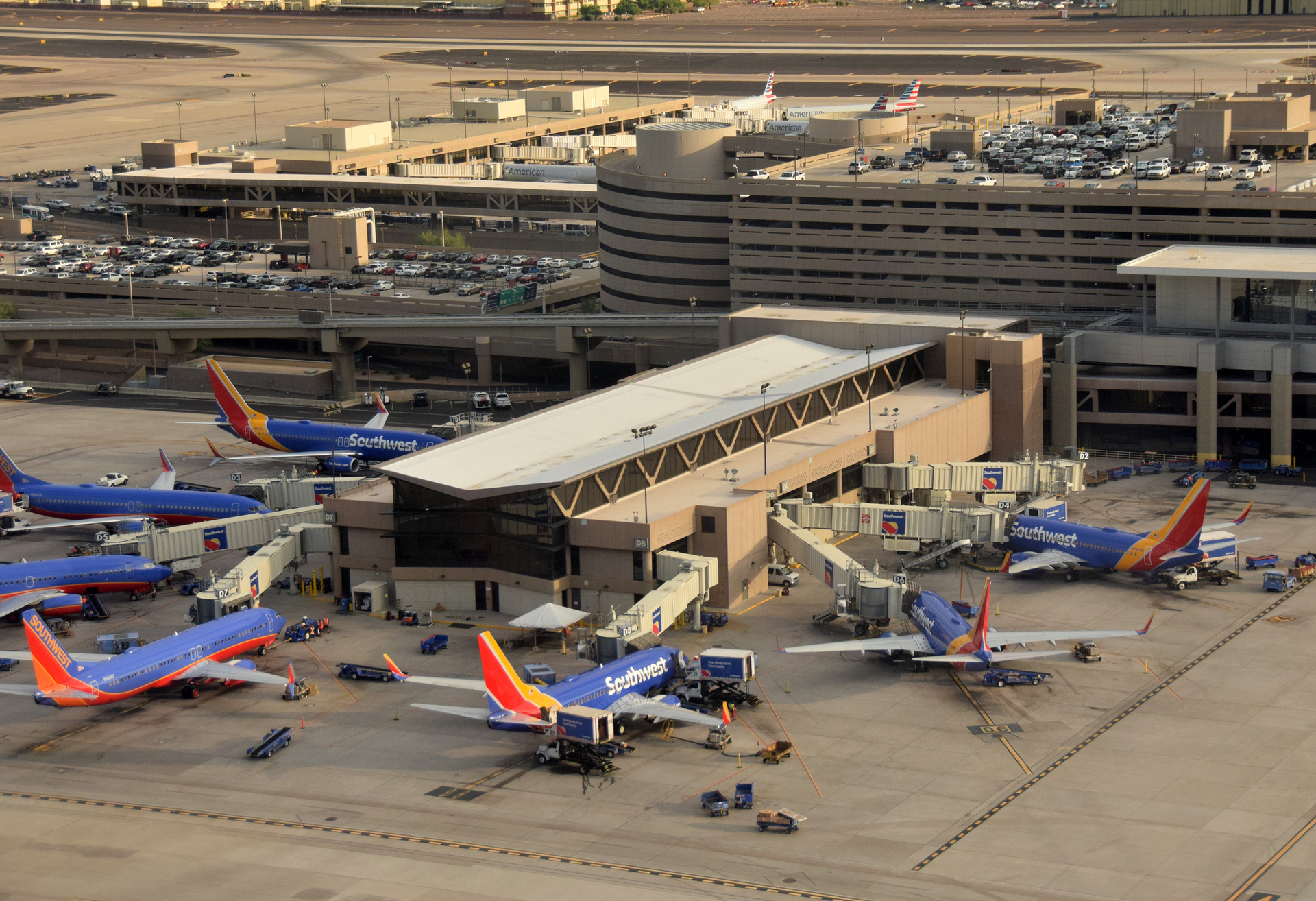 Southwest Airlines made a tentative agreement with dispatchers union which includes a group that mostly works in Southwest&rsquo;s flight operations center in Dallas, directing and coordinating the carrier&rsquo;s 700 aircraft and crews across the country.