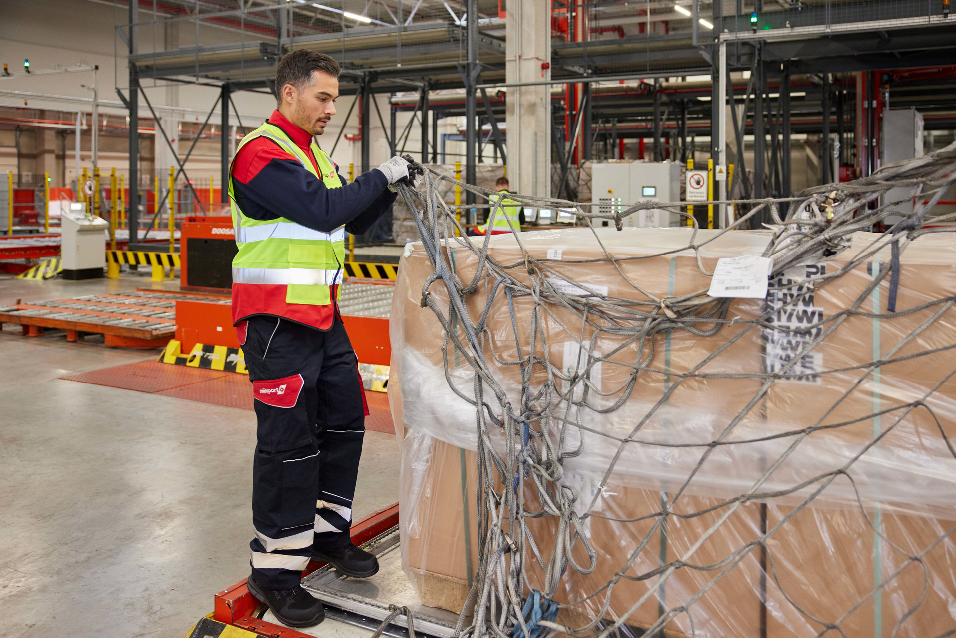 43902210518 Swissport Fra 716 2 63f8c94e487fc