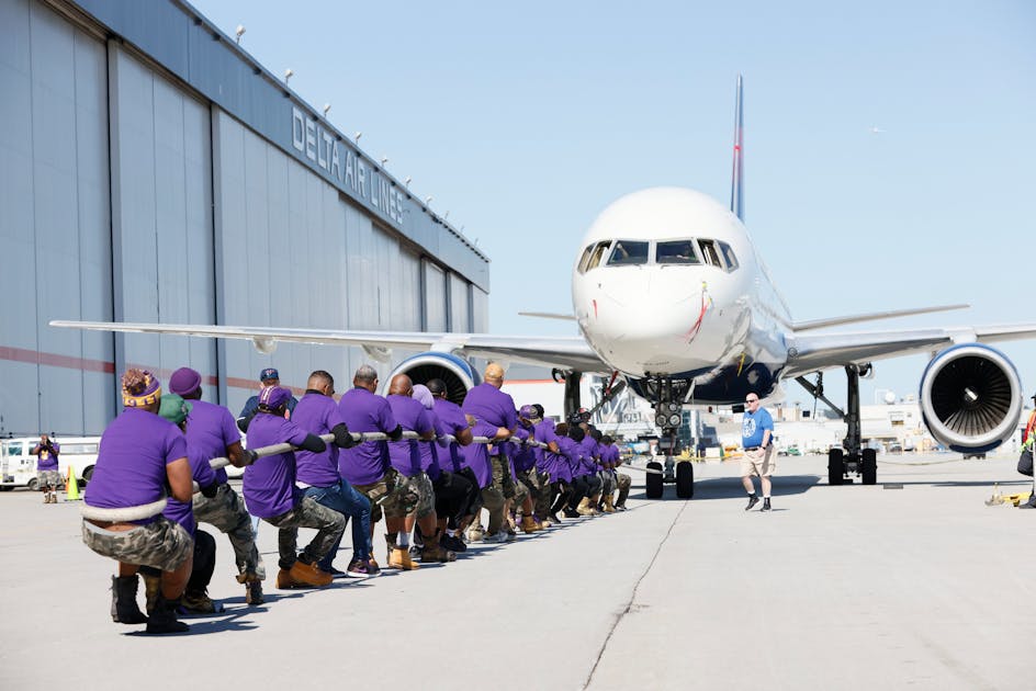Delta Employees Drag Jet to Raise Money for Cancer Charity Aviation Pros