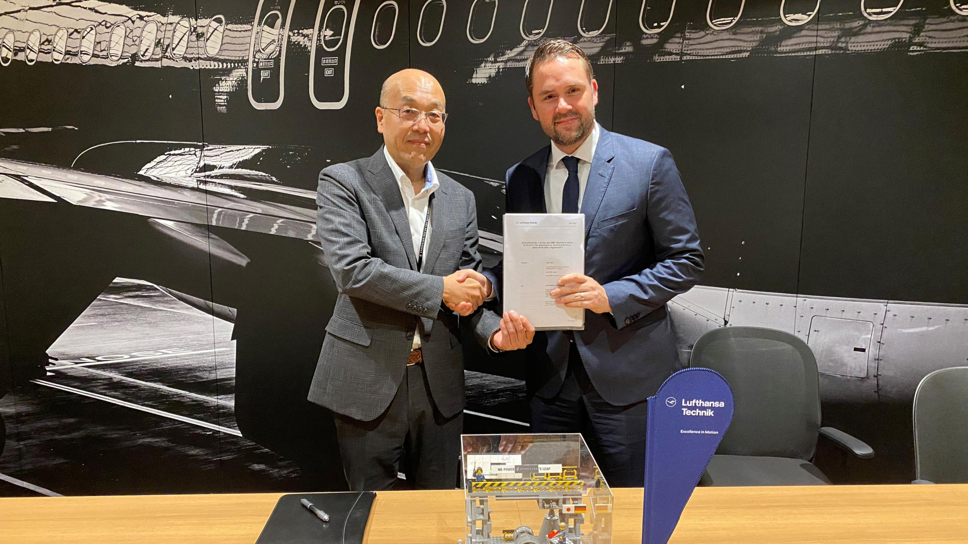 Star Flyer Contract Signing Copyright Lufthansa Technik