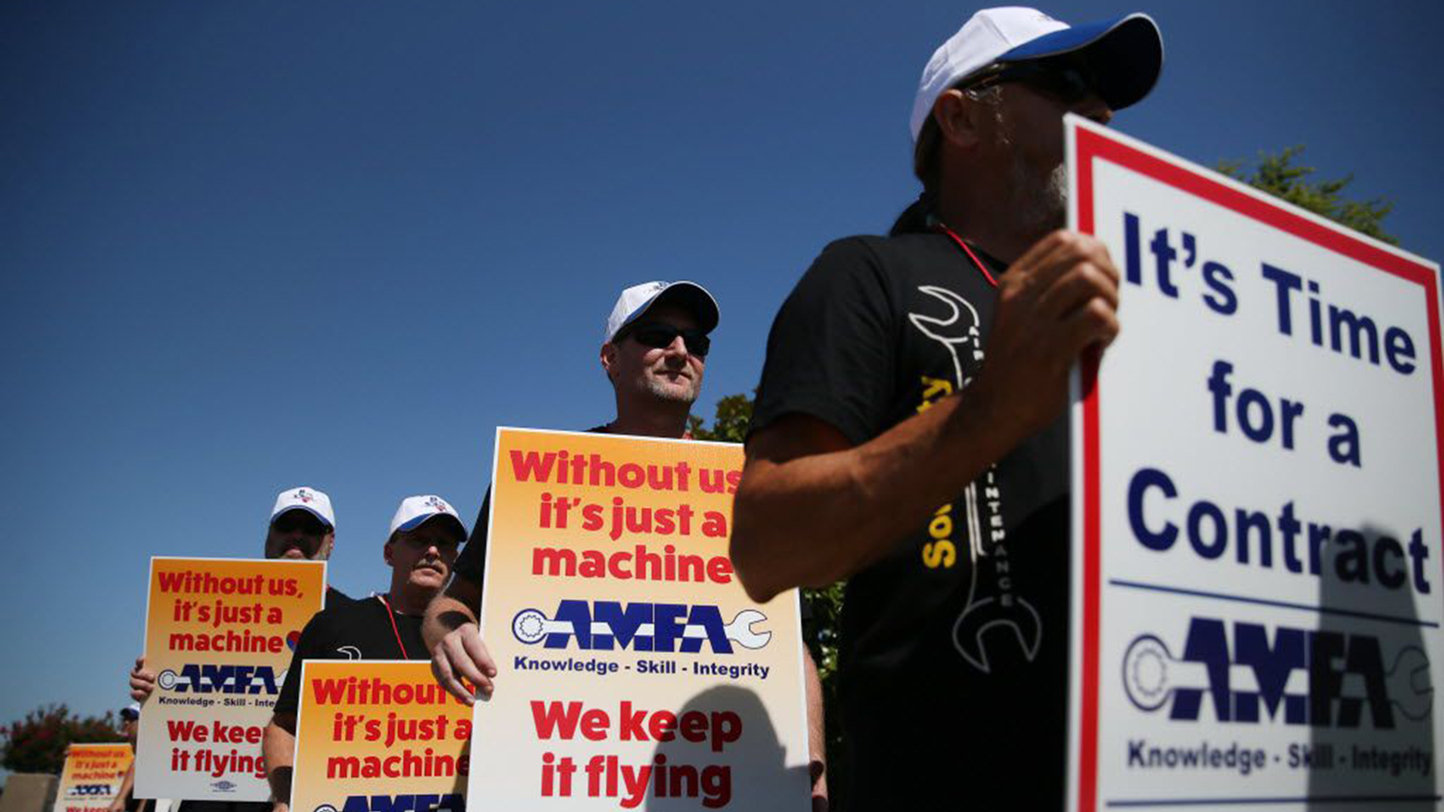 Southwest Airlines Mechanics Vote To Extend Contract to 2027, Including