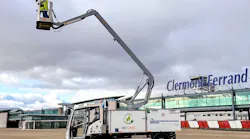 The e-Mini MY Lite delivered to Aéroport Clermont-Ferrand has a 40 kwh battery and can handle 8-12 deicings depending on rate of contamination/fluid needs and can drive 40-75 km on a single charge.