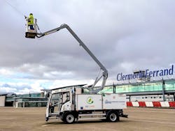 The e-Mini MY Lite delivered to Aéroport Clermont-Ferrand has a 40 kwh battery and can handle 8-12 deicings depending on rate of contamination/fluid needs and can drive 40-75 km on a single charge. The e-Mini MY Lite delivered to Aéroport Clermont-Ferrand has a 40 kwh battery and can handle 8-12 deicings depending on rate of contamination/fluid needs and can drive 40-75 km on a single charge.