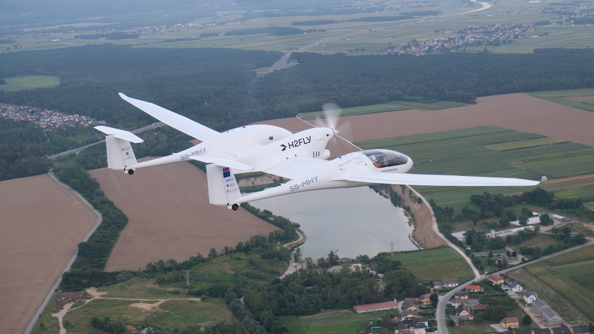 H2FLY&rsquo;s HY4 electric demonstrator aircraft flying above Maribor, Slovenia, powered by liquid hydrogen.