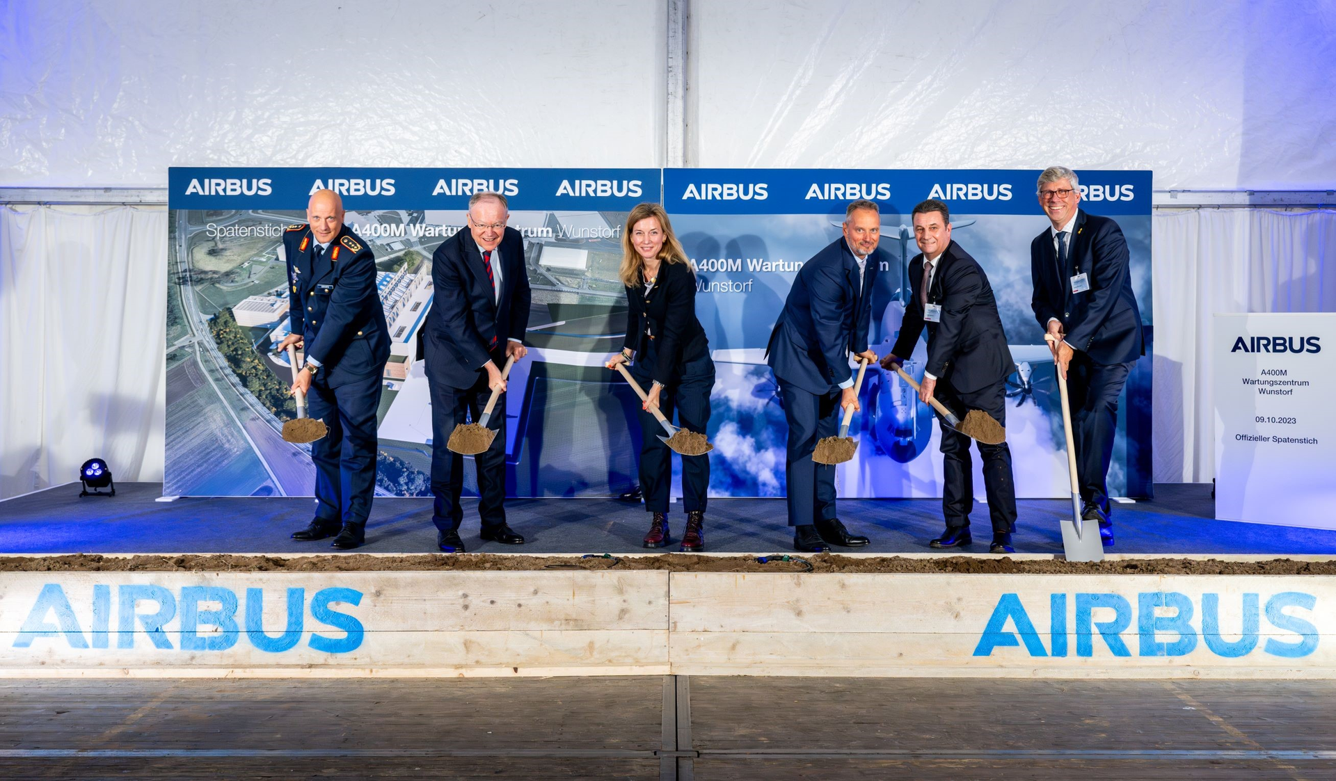 Groundbreaking ceremony for the new Airbus A400M Support Centre Wunstorf (from left): Lieutenant General Ingo Gerhartz, Chief of the German Air Force; Stephan Weil, Minister President of Lower Saxony; Siemtje M&ouml;ller, Parliamentary State Secretary to the Federal Minister of Defence; Michael Sch&ouml;llhorn, CEO Airbus Defence and Space; Ralph Herzog, Vice President of the Federal Office of Bundeswehr Equipment, Information Technology and In-Service Support (BAAINBw); and Carsten Piellusch, Mayor of Wunstorf.