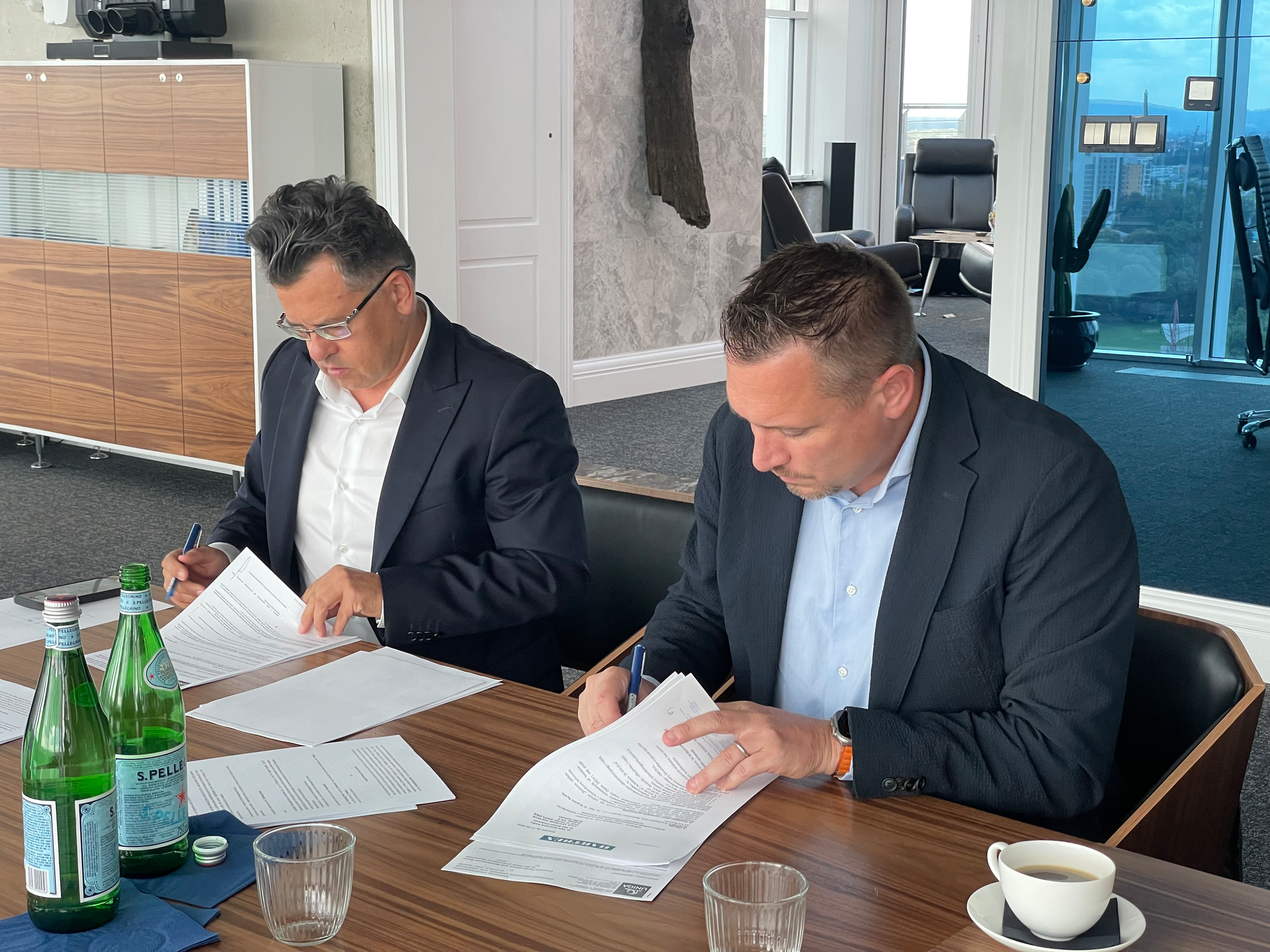 From left to right: Pawe&lstrok; B&aogon;cal, CEO of Hartbex (Polish property contractor) and Damien Marc, President of JPB Syst&egrave;me.