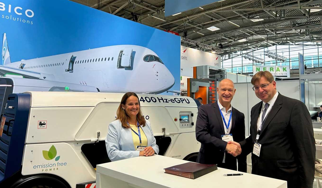 From left, Ivonne Kuger, managing director T2 Gesellschaft, Jost Lammers, CEO Flughafen M&uuml;nchen GmbH, and Alexander Pfurr, managing director Dabico Airport Solutions Germany GmbH.