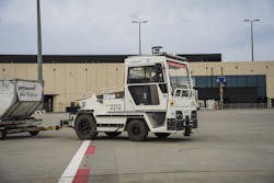 The aim of the autonomous vehicle trial at FRA was to determine whether – and under what conditions – the driverless tractor could support regular baggage and cargo operations on the apron. The aim of the autonomous vehicle trial at FRA was to determine whether – and under what conditions – the driverless tractor could support regular baggage and cargo operations on the apron.