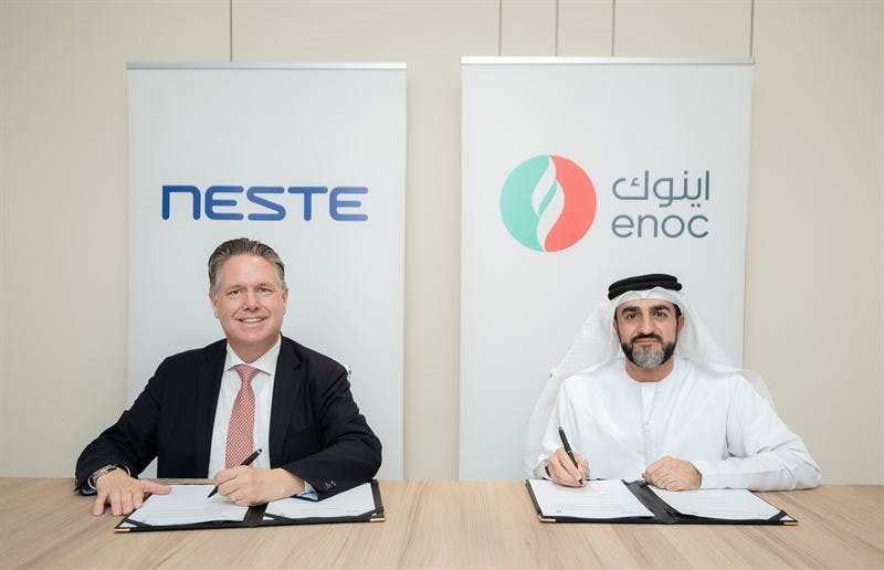 Alexander Kueper, Vice President EMEA from the Renewable Aviation business at Neste (l) and Farid Al Bastaki, Director Commercial and International Sales, ENOC Aviation sign the collaboration agreement.