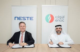Alexander Kueper, Vice President EMEA from the Renewable Aviation business at Neste (l) and Farid Al Bastaki, Director Commercial and International Sales, ENOC Aviation sign the collaboration agreement.