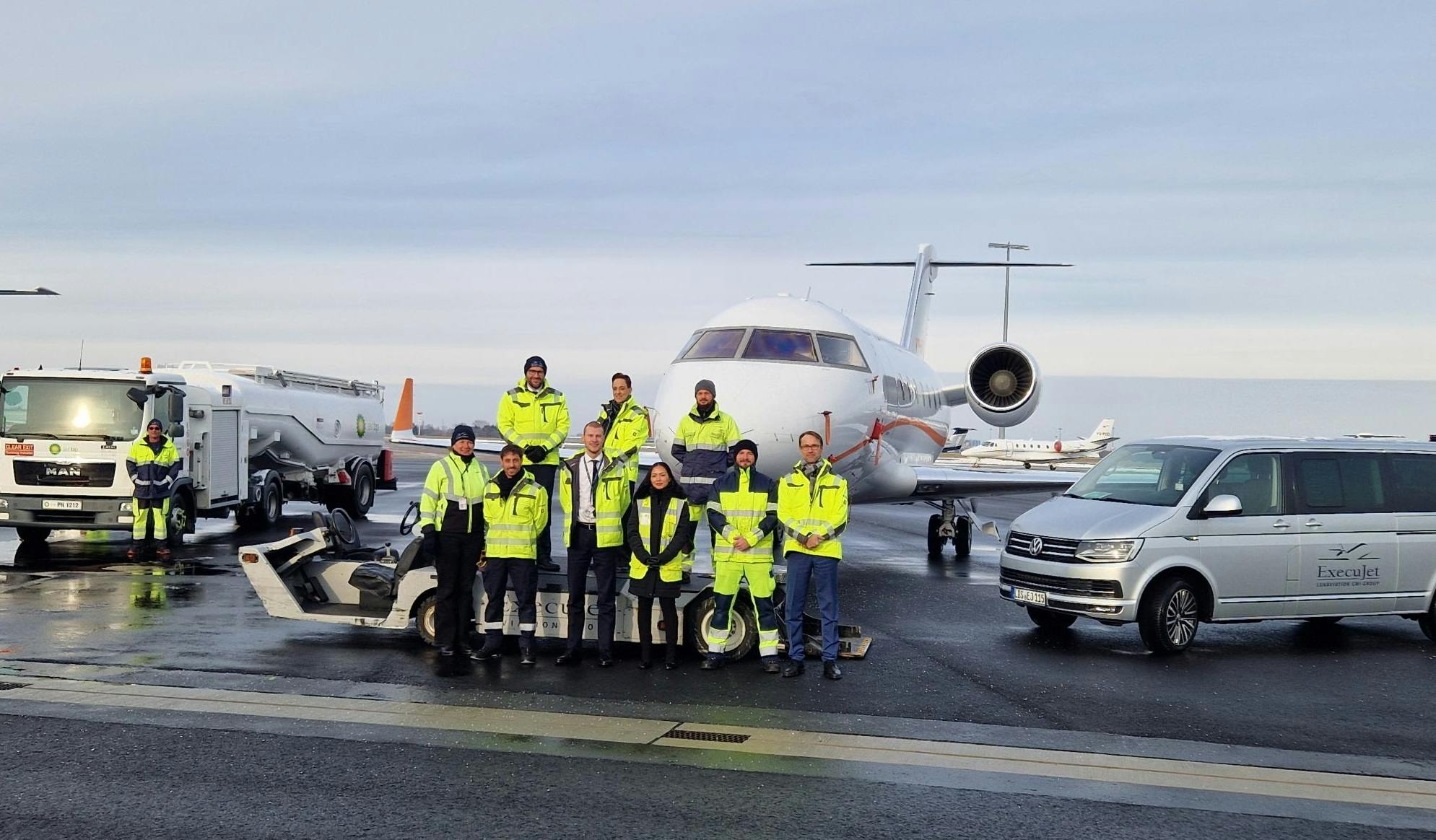 01execujet_berlin_team_certificate_photo__source_e