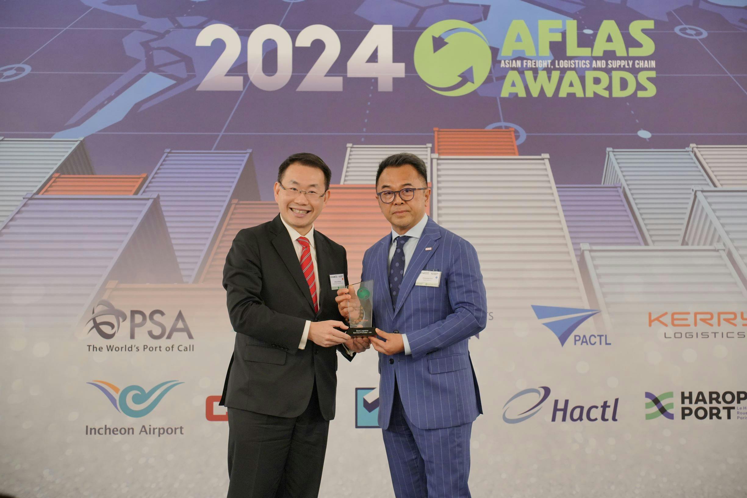 Wilson Kwong, Chief Executive of Hactl (left) receives the &ldquo;Best Air Cargo Terminal Operator &ndash; Asia&rdquo; award at the 2024 AFLAS Awards ceremony.